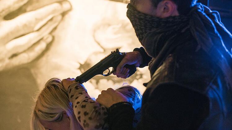 Brutale Entführer: Unternehmertochter Greta (Ines Felting) wird als Geisel genommen.