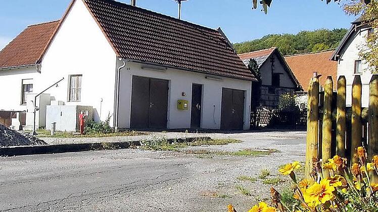 Für die Dorferneuerung gibt es in Buch viel zu tun, als erste Maßnahme wird das Feuerwehrhaus Dorfgemeinschaftshaus.  Foto: Walter Hanslok