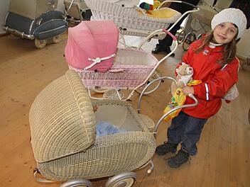 Für die Sonderausstellung hat das Deutsche Korbmuseum Kinder- und Puppenwagen aus dem Museumsmagazin in die Ausstellung geholt. Foto: gvö