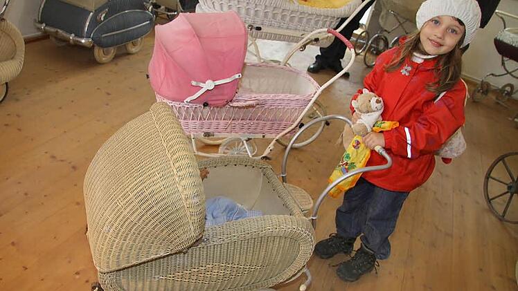Für die Sonderausstellung hat das Deutsche Korbmuseum Kinder- und Puppenwagen aus dem Museumsmagazin in die Ausstellung geholt. Foto: gvö