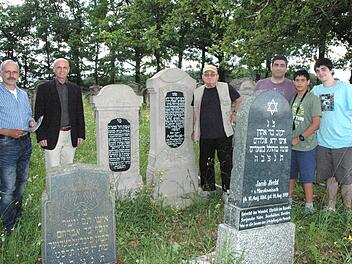 Zum jüdischen Friedhof in Ermershausen, wo seine Vorfahren begraben sind, zieht es Jakob Hecht (Mitte) immer wieder hin. Diesmal waren Steinmetz Andreas Vogt aus Ermershausen (von links), der die Gräber der Familie Hecht sanierte, Bürgermeister Wilhelm Schneider, Hechts Sohn Joel und die beiden Enkel Roei und Daniel dabei.  Foto: Schmidt
