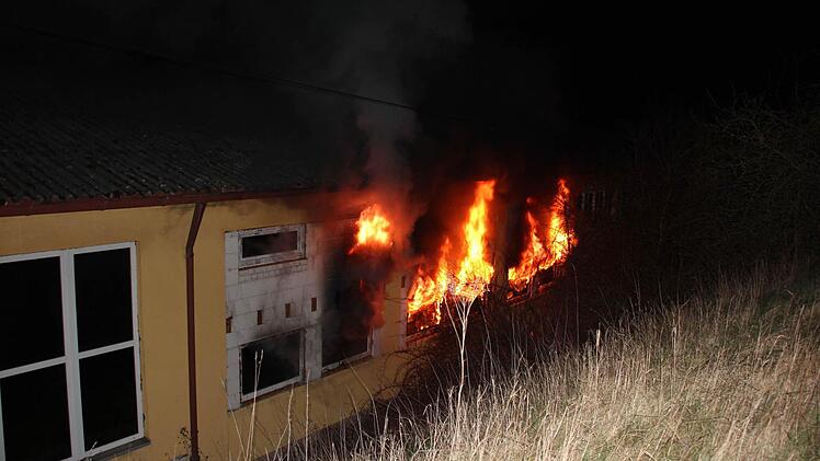 Dicke Rauchschwaden quollen aus dem Gebäude. Foto: Ralf Kestel