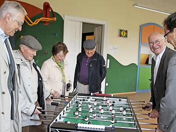 Die ehemaligen bayerischen Ministerialbeauftragten Bernd Zinner, Hermann Mündlein, Max Schmid und Gert Weiß (von links) stehen zusammen mit Andreas Keim (rechts) und Irmgard Schmid am Kicker im Studienseminar. Foto: Heike Beudert