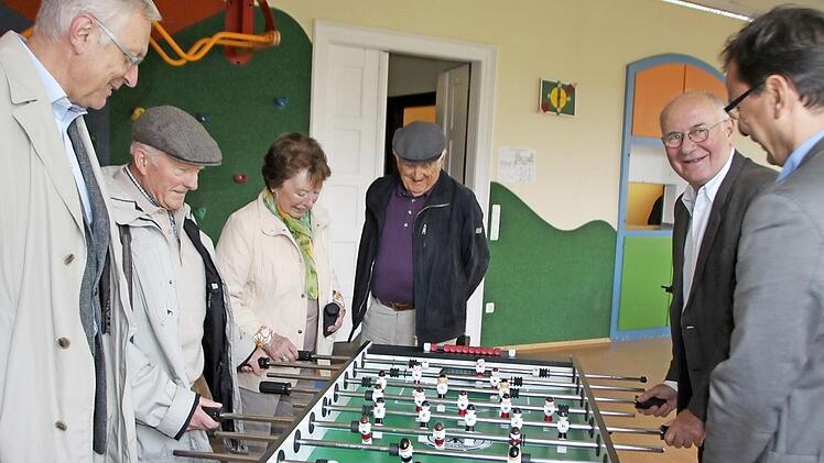 Die ehemaligen bayerischen Ministerialbeauftragten Bernd Zinner, Hermann Mündlein, Max Schmid und Gert Weiß (von links) stehen zusammen mit Andreas Keim (rechts) und Irmgard Schmid am Kicker im Studienseminar. Foto: Heike Beudert