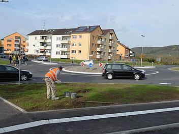 Der Verkehr läuft rund auf dem neuen Kreisverkehr in Zeil. Stadt und Behörden nahmen die Verkehrsanlage ab und übergaben sie offiziell. Noch während der Abnahme wurde letzte Hand angelegt und ausgebessert. Die Insel des neuen Kreisels wird noch gestaltet.  Fotos: Ronald Rinklef