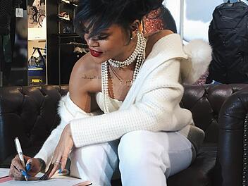 Rihanna unterzeichnet am Dienstagnachmittag die Puma-Verträge in Herzogenaurach. Foto: PR/PUMA