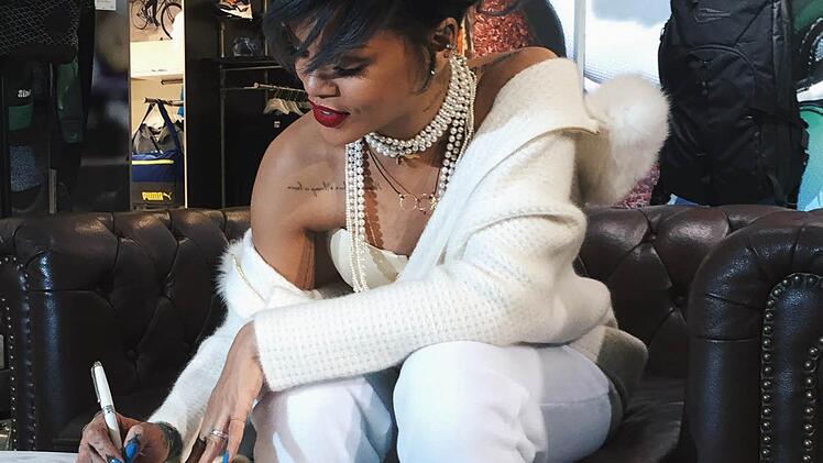 Rihanna unterzeichnet am Dienstagnachmittag die Puma-Verträge in Herzogenaurach. Foto: PR/PUMA