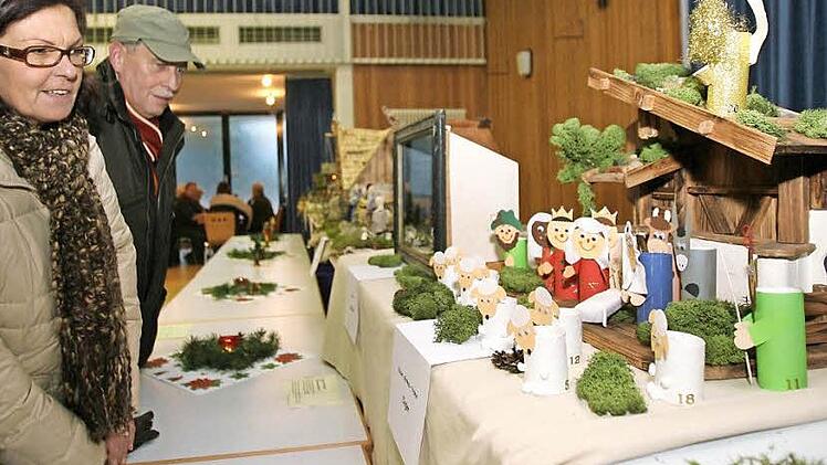 Die freundlichen Krippenfiguren zaubern ein Lächeln in die Gesichter der Besucher. Das Foto entstand bei der Hauskrippenausstellung im Jahr 2009.  Foto: Barbara Herbst/Archiv