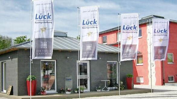 Schon von weitem zu sehen: Der schmucke Gebäudekomplex von Raumgestaltung Lück.