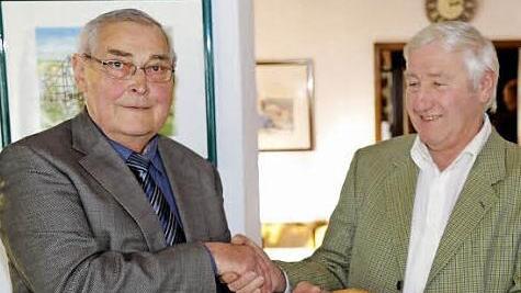 Ludwig Lautenbacher (l.) verabschiedet Josef Wagner.  Foto: Franz Galster