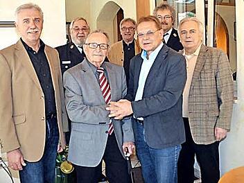 Bürgermeister Wolfgang Beiergrößlein (Mitte rechts) beglückwünscht Jubilar Kurt Bausenwein im Beisein weiterer Gratulanten.  Foto: Hofmann