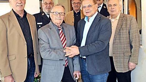 Bürgermeister Wolfgang Beiergrößlein (Mitte rechts) beglückwünscht Jubilar Kurt Bausenwein im Beisein weiterer Gratulanten.  Foto: Hofmann