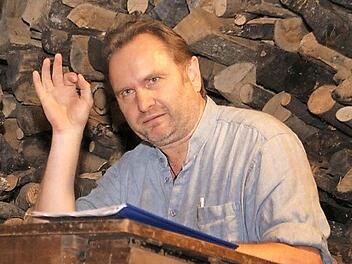 Autor mit kabarettistischer Ader: Helmut Vorndran bereitete den Zuhörern mit Kostproben aus seinen Werken sowie humorvollen Gedichten und Geschichten einen vergnüglichen Abend. Foto: Mario Deller