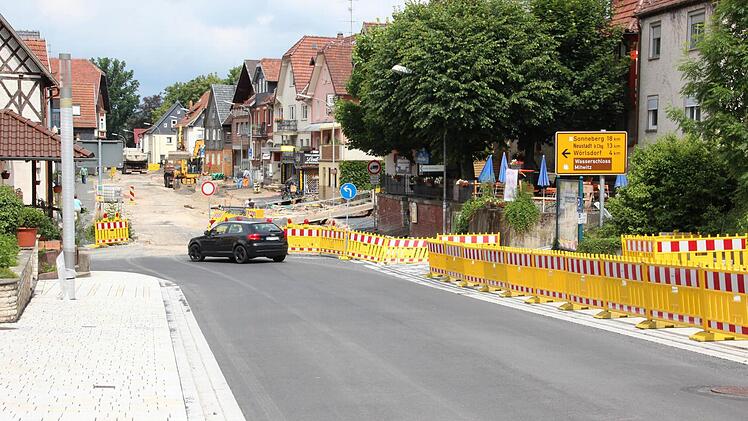 Blick vom fast fertigen Teil der Ortsdurchfahrt-Sanierung in Richtung Baustelle  Foto: Friedwald Schedel