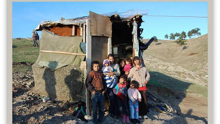 Vor der Bescherung bei einer Roma-Familie.  Foto: Pulkkinen