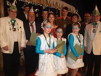 Für die Föderation Europäischer Narren zeichneten Schatzmeister Richard Riegler (links) und Vorgänger Karl-Heinz Kopp (rechts) in der Elferratssitzung (vorne, von links) Selina Schubert, Hanna Wetzel und Maya Bömmel sowie (hinten, von links) Siegfried Erhard, Marc Schendel, Bastian Lutz, Silvia Reith und Andreas Reith aus. Foto: Stefan Geiger