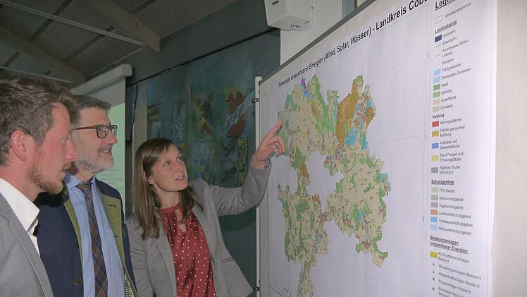 Da sind die Potenziale: Maximilian Seyfferth, Michael Busch und Lisa Güntner (von links) sind erstaunt über die Masse der Möglichkeiten, die sich im Landkreis noch zur Gewinnung erneuerbarer Energien bieten. Foto: Berthold Köhler