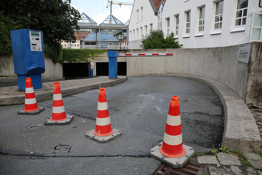 Rohrbruch setzt Tiefgarage unter Wasser - THW und Feuerwehr müssen in der Nacht anrücken – Bauarbeiter übernehmen am Morgen die Reinigungsarbeiten – Tiefgarage bleibt für die Öffentlichkeit gesperrt – Ausmaß des Wasserschadens immer noch erkennbar