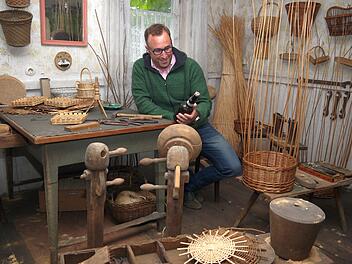 Eine andere Welt: Ein Bier gehörte offensichtlich dazu, wenn ein Korbmacher seiner Arbeit nachging. Da muss auch Bürgermeister Markus Mönch schmunzeln. Foto: Berthold Köhler