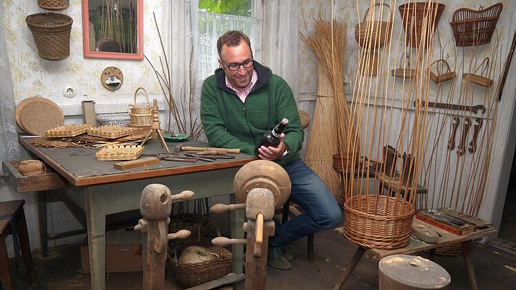 Eine andere Welt: Ein Bier gehörte offensichtlich dazu, wenn ein Korbmacher seiner Arbeit nachging. Da muss auch Bürgermeister Markus Mönch schmunzeln. Foto: Berthold Köhler