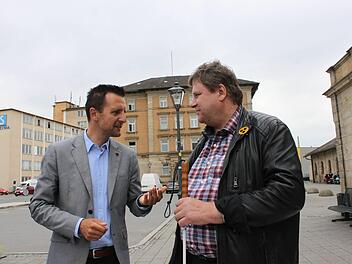 Bürgermeister Andreas Hügerich (links) vor dem Lichtenfelser Bahnhof im Gespräch mit Hartmut Peckmann vom Bayerischen Blinden- und Sehbehindertenbund. Er ist Beauftragter für barrierefreie Umwelt- und Verkehrsraumgestaltung in der Bezirksgruppe Oberfranken.Popp