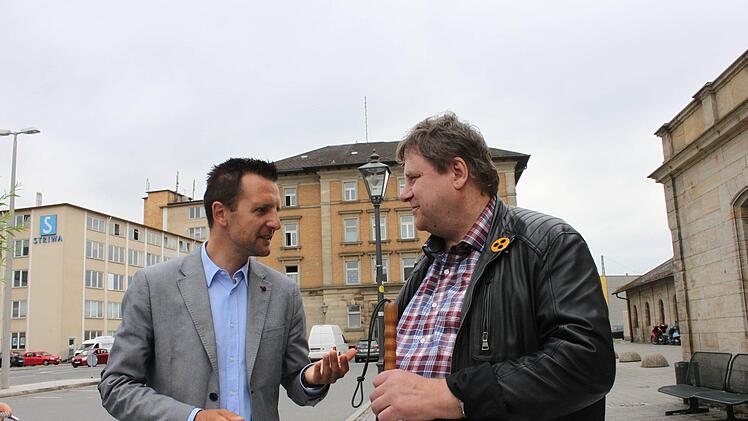 Bürgermeister Andreas Hügerich (links) vor dem Lichtenfelser Bahnhof im Gespräch mit Hartmut Peckmann vom Bayerischen Blinden- und Sehbehindertenbund. Er ist Beauftragter für barrierefreie Umwelt- und Verkehrsraumgestaltung in der Bezirksgruppe Oberfranken.Popp