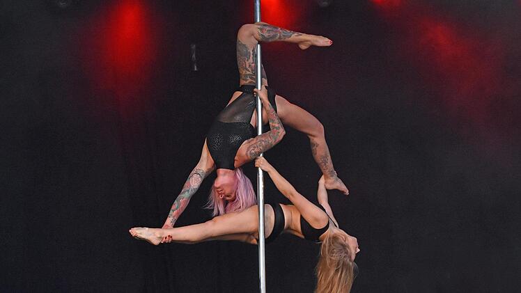 Eine tolle Poledance-Show präsentierten fünf Frauen von "Patricia's Dance up" aus Schweinfurt beim Haßfurter Straßenfest auf der Hauptbühne.