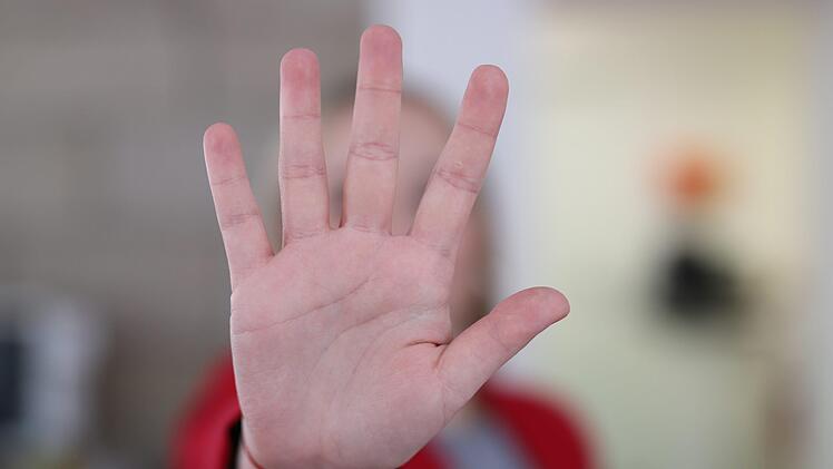 Zivilcourage ist nicht immer zwingend damit verbunden, die direkte Konfrontation zu suchen. Es gibt viele Mittel und Wege, die Polizei in ihrer Arbeit zu unterstützen. Foto: Marian Hamacher