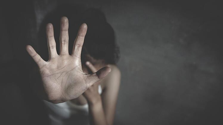 Ein Unbekannter hat zu Beginn der Woche eine Frau aus dem unterfränkischen Kleinwallstadt vergewaltigt. Jetzt sucht die Polizei mit Hochdruck nach dem Täter und möglichen Zeugen. Symbolfoto: Tinnakorn/Adobe Stock