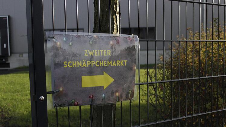 Damit mehr Kunden gleichzeitig st&ouml;bern k&ouml;nnen, gibt es dieses Jahr zwei Fl&auml;chen beim Schn&auml;ppchenmarkt. Foto: Marieke Fiala