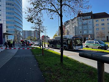 Fußgängerin von Bus erfasst