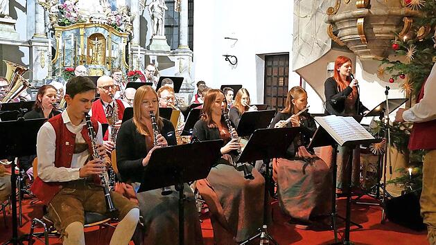 Viel Beifall bekamen die Blasmusik Neuengr&uuml;n/Schlegelshaid mit ihrem Dirigenten Wolfgang Schrepfer.