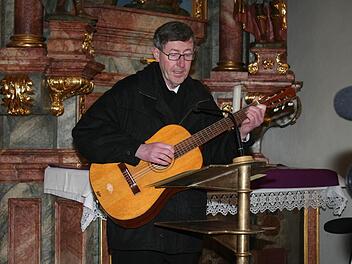 Pfarrer Wolfgang Schmidt beim Konzert in Herrnsdorf  Foto: Seeger