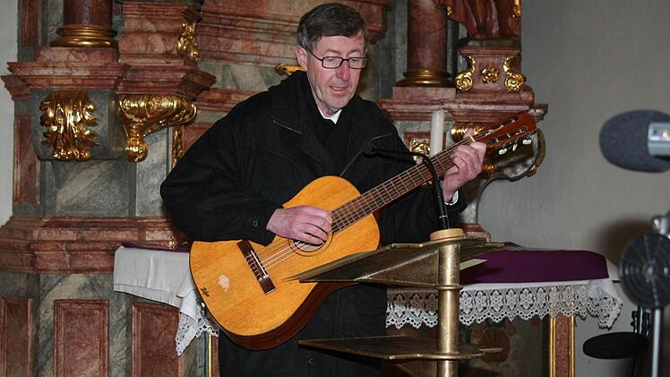 Pfarrer Wolfgang Schmidt beim Konzert in Herrnsdorf  Foto: Seeger