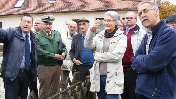 Gemeindevertreter und Polizei nahmen gemeinsam mit einigen Anwohnern der Adelsdorfer Bahnhofstraße die dortige Verkehrs- und Parksituation unter die Lupe.   Fotos: Mona Lisa Eigenfeld
