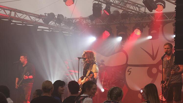 Im Festzelt bei den "Troglauer Buam" Foto: Doris Bauer