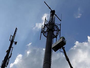 Wildfleckens Bürgermeister wollte in der jüngsten Gemeinderatssitzung ein dialogisches Verfahren anstoßen, um die Bevölkerung ins Boot zu holen und juristische Schritte der Bürgerinitiative zu vermeiden. Doch er scheitert im Gremium denkbar knapp. Das Thema Mobilfunk in Oberbach bleibt also weiterhin in der Schwebe. Symbolbild: Michael Wunder