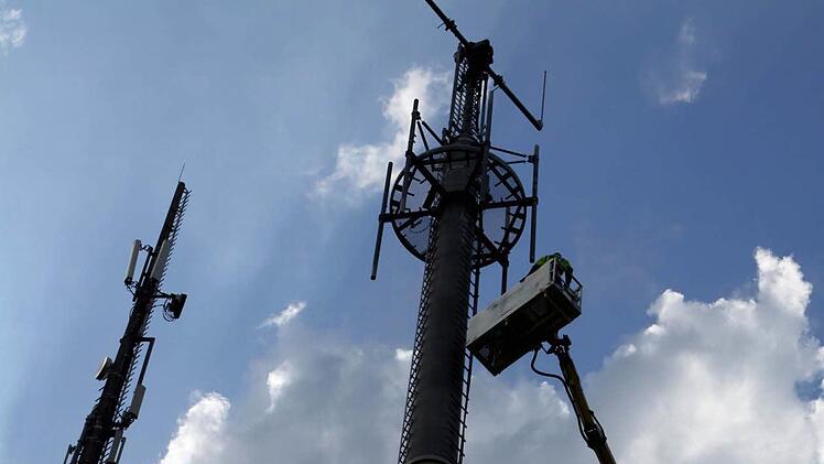 Wildfleckens Bürgermeister wollte in der jüngsten Gemeinderatssitzung ein dialogisches Verfahren anstoßen, um die Bevölkerung ins Boot zu holen und juristische Schritte der Bürgerinitiative zu vermeiden. Doch er scheitert im Gremium denkbar knapp. Das Thema Mobilfunk in Oberbach bleibt also weiterhin in der Schwebe. Symbolbild: Michael Wunder