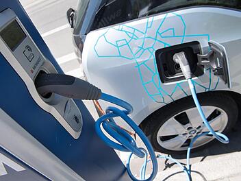 Seit acht Jahren ist Bad Neustadt Modellstadt f&uuml;r Elektromobilit&auml;t. Am Wochenende werden dort mehr als 100 Autos mit Elektro- oder Hybrid-Antrieb sowie E-Bikes und Drohnen vorgestellt. Foto: Peter Kneffel/dpa