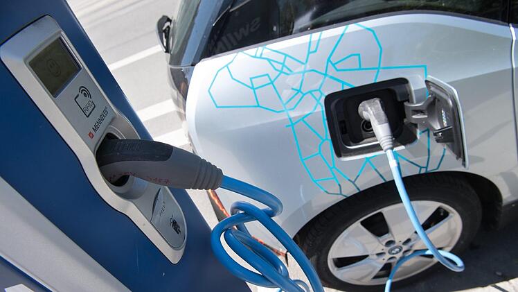 Seit acht Jahren ist Bad Neustadt Modellstadt für Elektromobilität. Am Wochenende werden dort mehr als 100 Autos mit Elektro- oder Hybrid-Antrieb sowie E-Bikes und Drohnen vorgestellt. Foto: Peter Kneffel/dpa