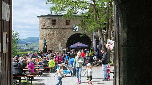 Wind und Wolken hielten zum 1. Mai Hunderte von Gäste nicht davon ab, der Trimburg einen Besuch abzustatten.Winfried Ehling
