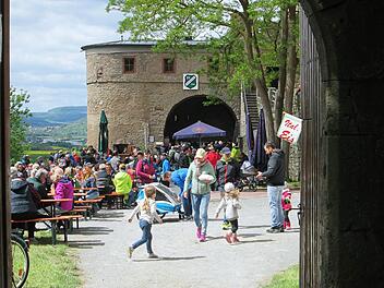 Wind und Wolken hielten zum 1. Mai Hunderte von Gäste nicht davon ab, der Trimburg einen Besuch abzustatten.Winfried Ehling