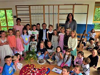 Emotionaler Geburtstagsauftakt für Bürgermeister Rainer Detsch im  Haßlacher Kindergarten. Links im Bild Leiterin Susanne Bonitz, rechts Erzieherin Jutta Walter. Gerd Fleischmann