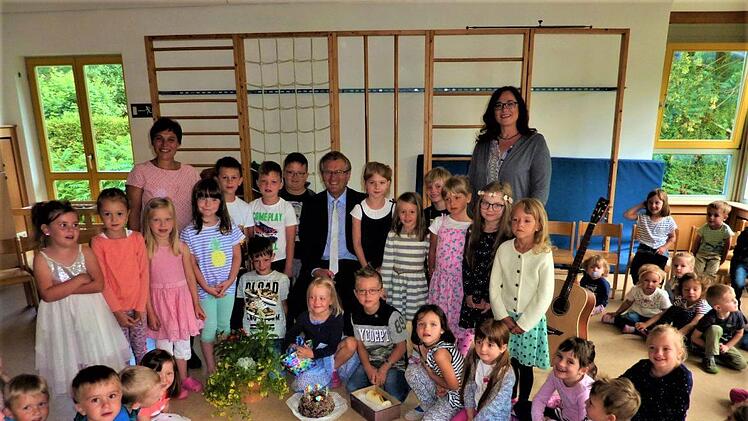 Emotionaler Geburtstagsauftakt für Bürgermeister Rainer Detsch im  Haßlacher Kindergarten. Links im Bild Leiterin Susanne Bonitz, rechts Erzieherin Jutta Walter. Gerd Fleischmann