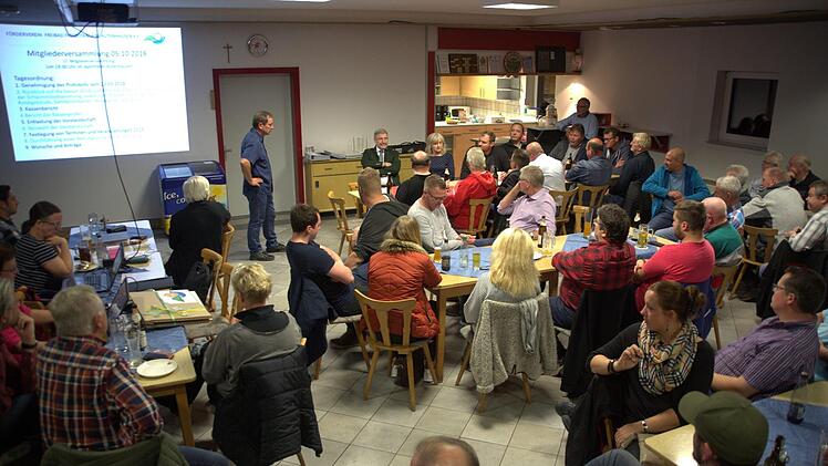 Volles Haus: Auf großes Interesse stieß die 7. Mitgliederversammlung des Fördervereins Freibad-Freizeitanlage Autenhausen am Freitagabend im Sportheim des VfB Autenhausen. Rund ein Drittel der über 200 Mitglieder erhofften sich vom Vorsitzenden Andreas Gsänger (stehend) Antwort auf die Frage, wie es nach der zuletzt bekannt gewordenen Finanzierungslücke von rund 100 000 Euro mit dem Umbau des Freibads zum Naturbad weitergehen kann. Dank neuer Förderungsmöglichkeiten scheinen die Arbeiten im F...