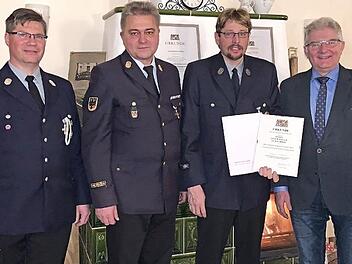 Mit dem staatlichen Ehrenzeichen in Silber für 25 Jahre Dienstzeit ist Hans Pittroff ausgezeichnet worden. Im Bild (von links) Kommandant Michael Hahn, Kreisbrandinspektor Fritz Weinlein, Hans Pittroff und Bürgermeister Günther Hübner Foto: Werner Reißaus