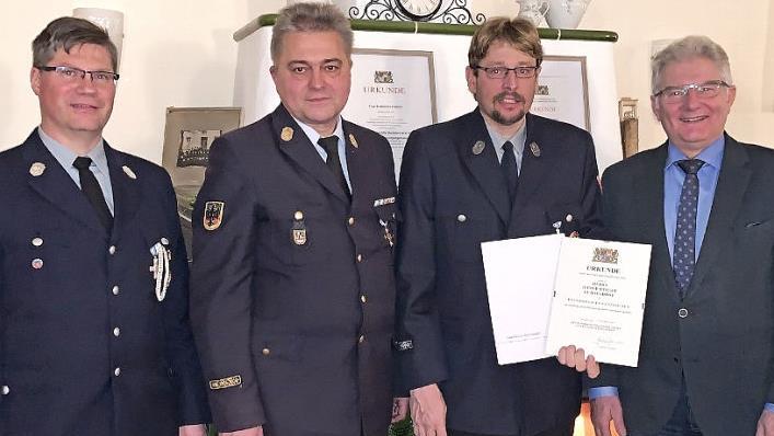 Mit dem staatlichen Ehrenzeichen in Silber für 25 Jahre Dienstzeit ist Hans Pittroff ausgezeichnet worden. Im Bild (von links) Kommandant Michael Hahn, Kreisbrandinspektor Fritz Weinlein, Hans Pittroff und Bürgermeister Günther Hübner Foto: Werner Reißaus