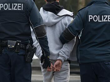Nürnberg: Randalierer bespuckt und schlägt Bahn-Mitarbeiter - und hat Infektionskrankheit