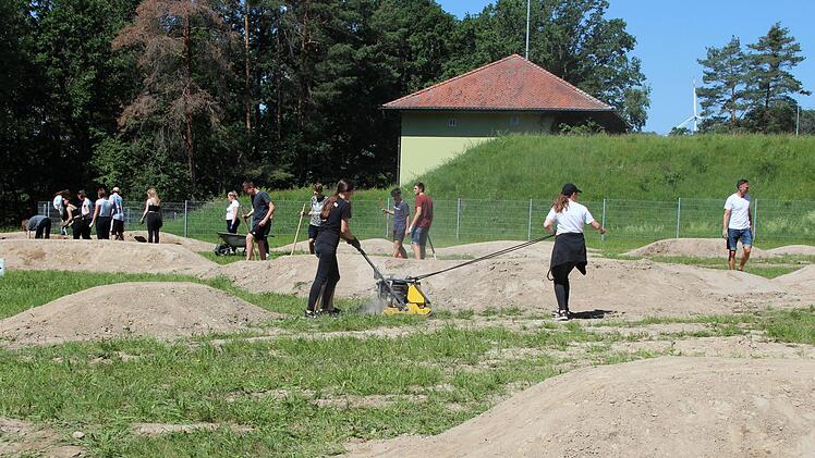 Realschüler bauen in Höchstadt einen Bike-Park.  Foto: Andreas Dorsch