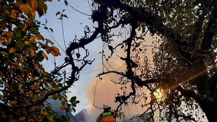 Wohnhausbrand in Trainau sorgt für Großeinsatz - ganzes Dorf ohne Strom